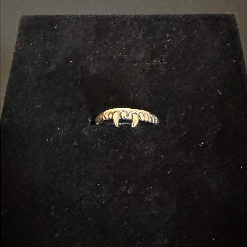 Verameat Vampire Crown Ring